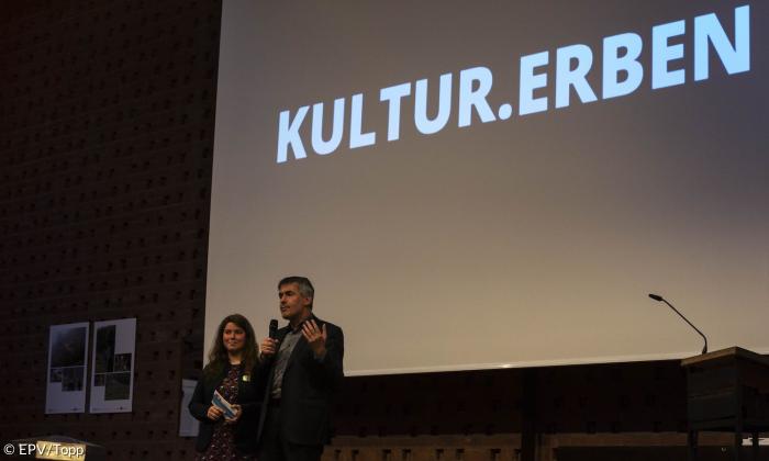 Roland Gertz und Paula Tiggemann eröffnen die Ausstellung Kultur.erben