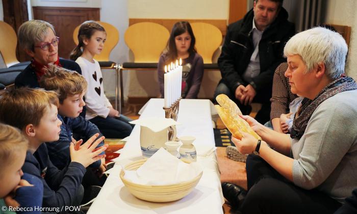  Angelika Reinhart (rechts) mit den Kommunionkindern im Ostergarten in Haßfurt 