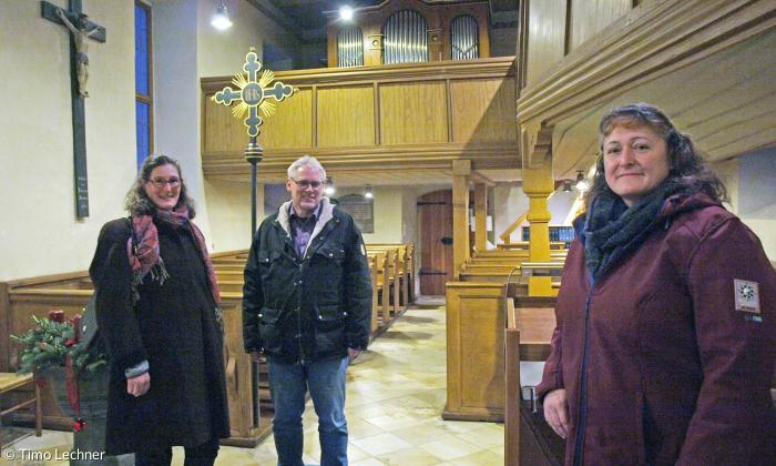 Pfarrerin Regina Schenk, Karlheinz Müller und Renate Kißlinger in der Dorfkirche Dühren