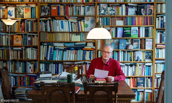 Friedrich Schorlemmer vor seiner Bücherwand - 2019.