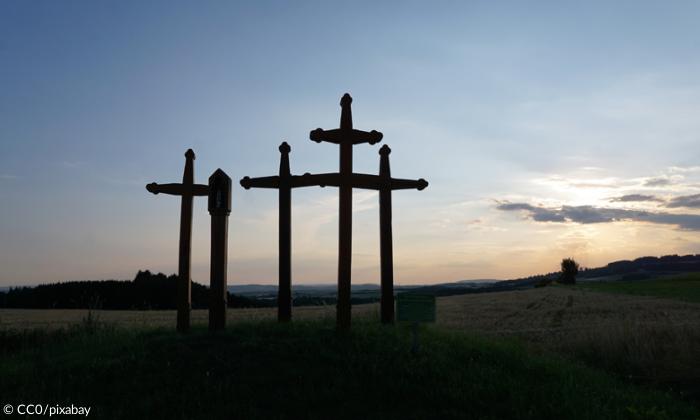 Kreuze im Sonnenuntergang
