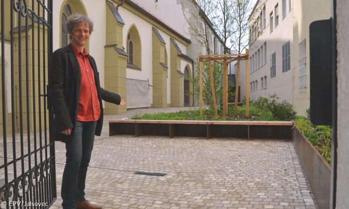 Pfarrer Thomas Hegner am Eingang zum Leuthof von St. Anna in Augsburg