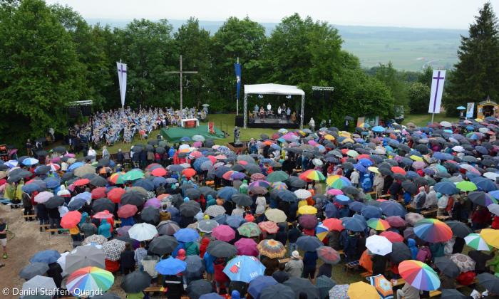 2019 Kirchentag Hesselberg Gottesdienst Schirme
