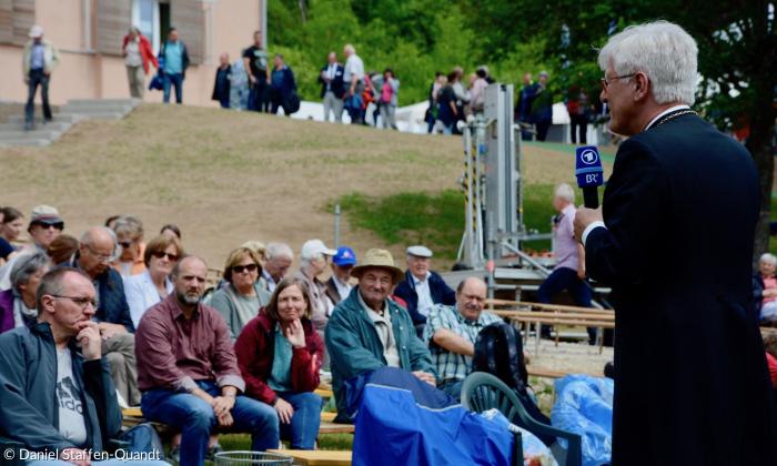 2019 Kirchentag Hesselberg Bischof Bedford-Strohm im Gespräch mit Besuchern