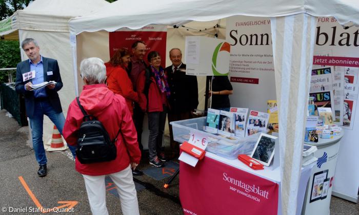 2019 Kirchentag Hesselberg Sonntagsblatt Stand Dekan Hans Stiegler rechts vor der Fotobox