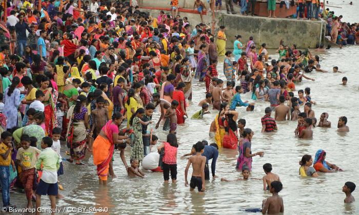 Badende beim Jivitputrika-Fest am Ganges.