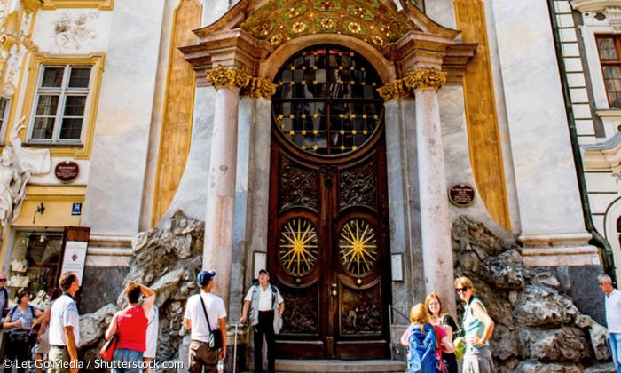 Asamkirche München - Menschen vor Kirchentüren.