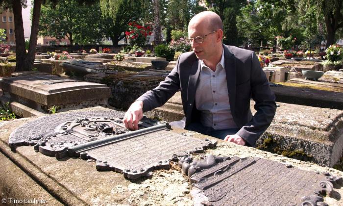 Studierendenpfarrer Janning Hoenen am Grab der Elisabeth Krauß