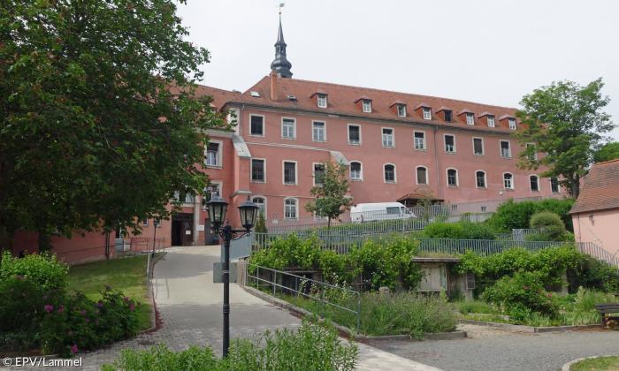 Behindertenwohnheim Himmelkron mit Turm der Klosterkirche