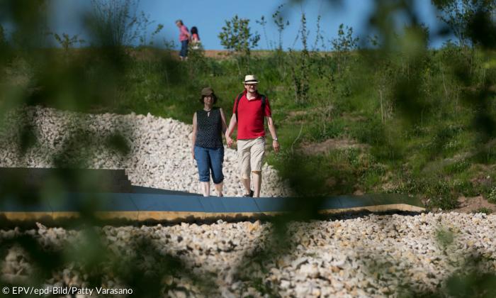 Spaziergänger bei der Kleinen Gartenschau in Wassertrüdingen