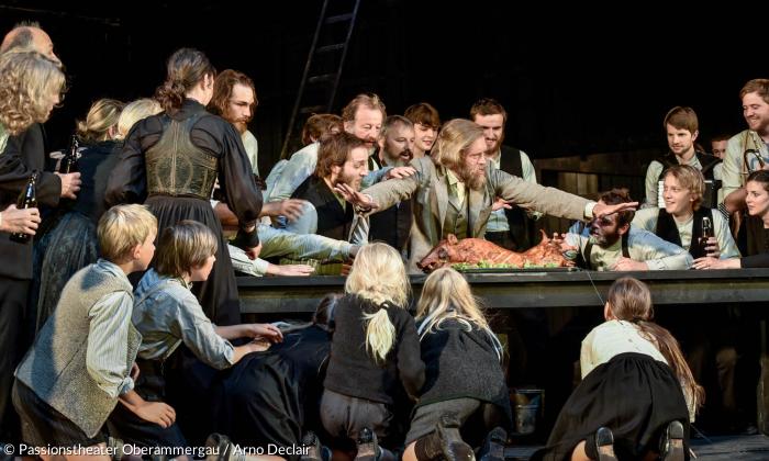 Andreas Richter als Steinbacher mit Ensemble.