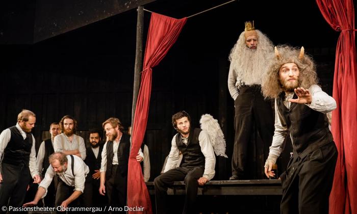 "Die Pest" - Oberammergau 2019: Kirchweihbesucher und das Ensemble der Theatertruppe (Lukas Eberl, Lilian Clauss, Sebastian Doerfler).