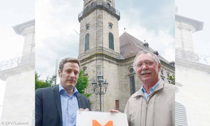 Dekan Peter Bauer (links) und Pfarrer Hans Peetz vor der Wunsiedler Stadtkirche St. Veit.