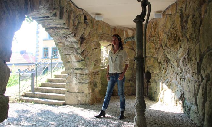 Die brasilianische Künstlerin Laura Belém "in" ihrer Klanginstallation "The [...] Element". Die alte Pumpe im Zentrum der Grotte stammt aus dem Dörfchen Tauberzell in der Nähe von Rothenburg.