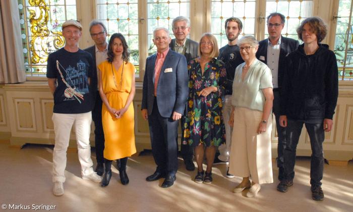 Kunst-Tag der evangelischen Kirche in Bayern im Wildbad Rothenburg 2019 (von links): Der Percussionist Roland Peil, der Kunstbeauftragte der bayerischen evangelischen Landeskirche, Helmut Braun, die brasilianische Künstlerin Laura Belém, Wildbad-Leiter Wolfgang Schuhmacher, der frühere bayerische Staatsminister Thomas Goppel (CSU), Christa Rey, der Perscussionist Aron Hantke, die Wildbad-Historikerin Lore Heilmann, "art residency"-Betreuer Stephan Michels und der Nürnberger Sound-Ingenieur Rüdiger Sturm.