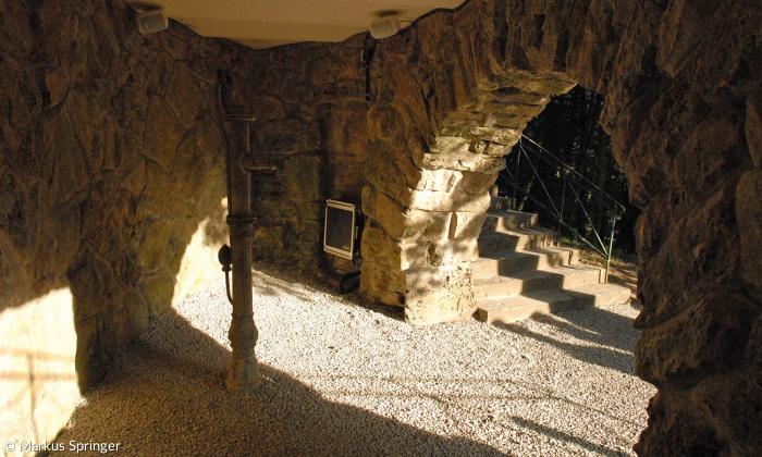 Kunstpark Wildbad Rothenburg - Laura Belém - "The [...] Element" - 2019 (im Inneren der Grotte)