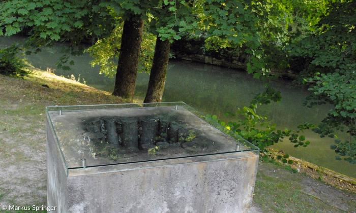 Im "Köhlerofen" aus Beton, den die Berliner Künstlerin Ulrike Mohr 2018 im Park des Wildbads Rothenburg am Ufer der Tauber hinterließ, ist eine zu Kohle transformierte Esche "archiviert", die gefällt werden musste, weil sie krank war.