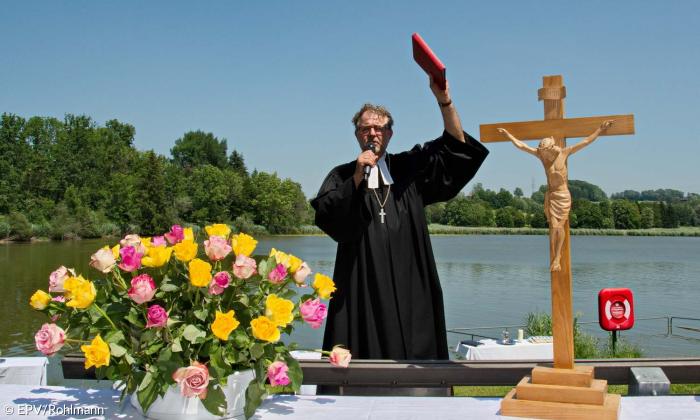 Kemptens Dekan Jörg Dittmar beim öffentlichen Tauffest am Bachtelweiher