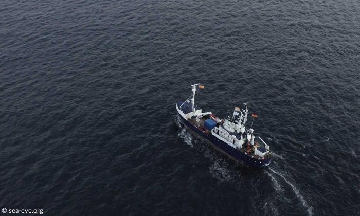 Rettungsschiff auf dem Meer