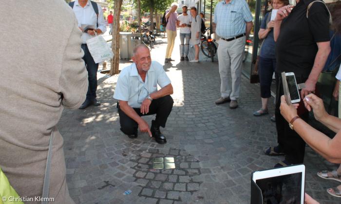 Bei der Verlegung der Stolpersteine für die Familie Pappenheimer in Aalen