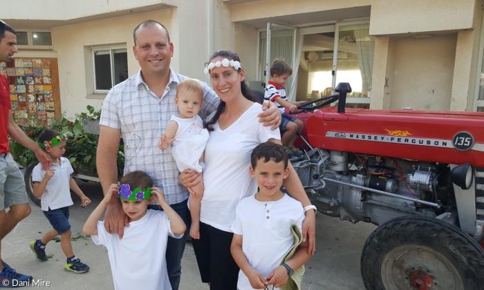 Dani Mires Tochter mit Familie