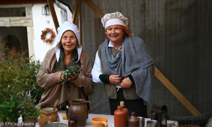 Reformationsspiel 2017: Zwei Kräuterfrauen warten auf Kundschaft