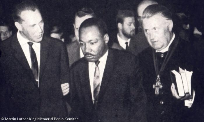 Generalsuperintendent Gerhard Schmitt (rechts) und Baptisten-Pastor Rolf Dammann (links) mit Martin Luther King. 