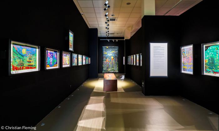 Kunstmuseum am Inselbahnhof Lindau am Bodensee mit Blick auf die Ausstellung Hundertwasser