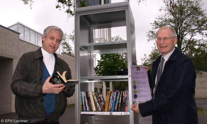 Bücherschrank vor dem ökumenischen Gemeindezentrum in Nürnberg-Langwasser 