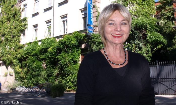 Gisela Hoffmann vor dem Gostner Hoftheater in Nürnberg