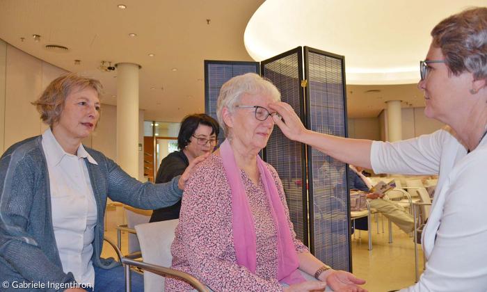 Salbung in der Kapelle des Uniklinikums Regensburg. Rechts: Pfarrerin Heidi Kääb, links: Karin Grabe.