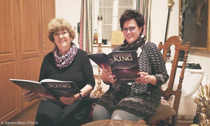  Elisabeth Jung (links) und Susanne Strömsdörfer proben mit dem Bayreuther Projektchor.