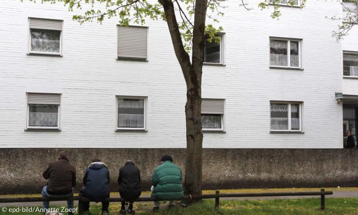 Bewohner der städtischen Obdachlosenunterkunft in Augsburg vor der Unterkunft 