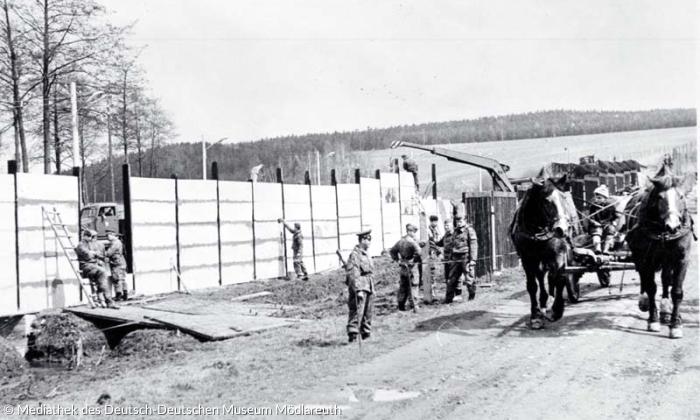 Bau der 700m langen Betonsperrmauer 1966 Foto BGS Bayreuth copyright Mediathek des Deutsch-Deutschen Museum Mödlareuth