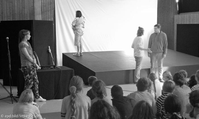 Berliner Theaterensemble Radiks führt Stück Trau dich in der Turnhalle der Grundschule Puchheim Süd (Kreis Fürstenfeldbruck) auf.