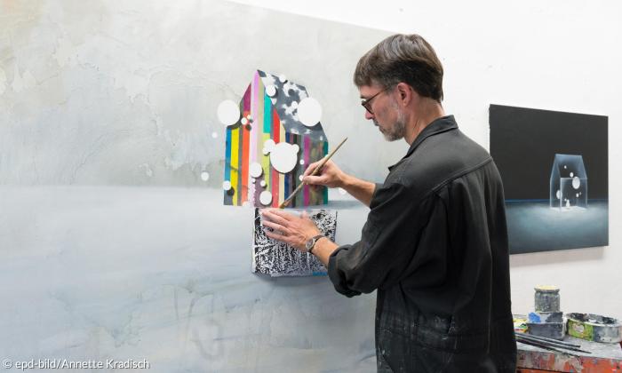 Maler Gerhard Rießbeck in seinem Atelier in Bad Windsheim