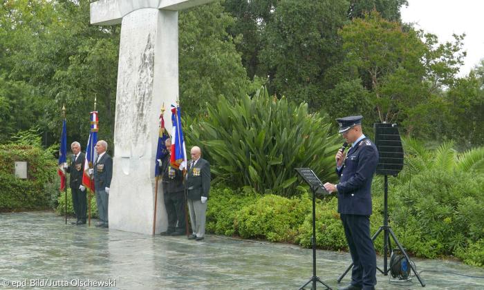 Luftwaffenattaché Martin Bungert beim Gedenken an die Kriegstoten aller Nationen auf der Mittelmeerinsel Korsika