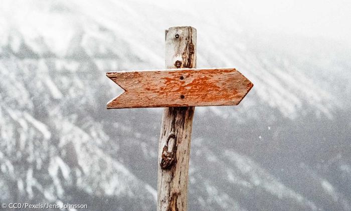 Schild Pfeil Berg