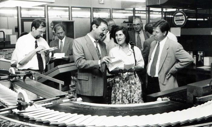 1994: Jutta Hollick mit einem Teil des Herausgeberteams in der Druckerei Klambt in Speyer 