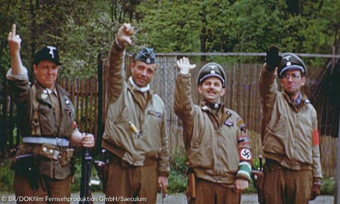 Doku »Jahre des Untergangs« - Dachau, 2. Mai 1945: US-Soldaten posieren in NS-Uniformen.