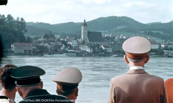 Doku »Jahre der Verführung« - Die "erste Ordinarifahrt der Ulmer im Großdeutschen Reich" 1938: Blick auf die Pfarrkirche St. Ägidius in Grein, Oberösterreich.