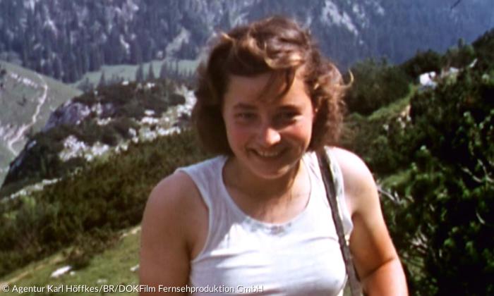 Doku »Jahre der Verführung« - Verschwitzt bei einer Bergtour auf die Kampenwand in den Chiemgauer Alpen 1937.