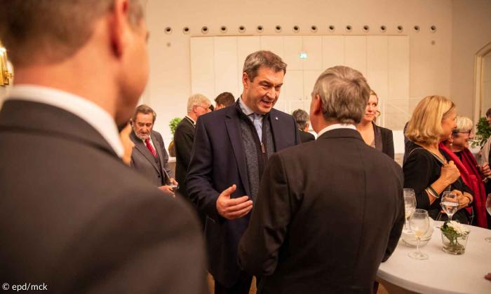 Ministerpräsident Söder im Gespräch bei der Landessynode Bamberg