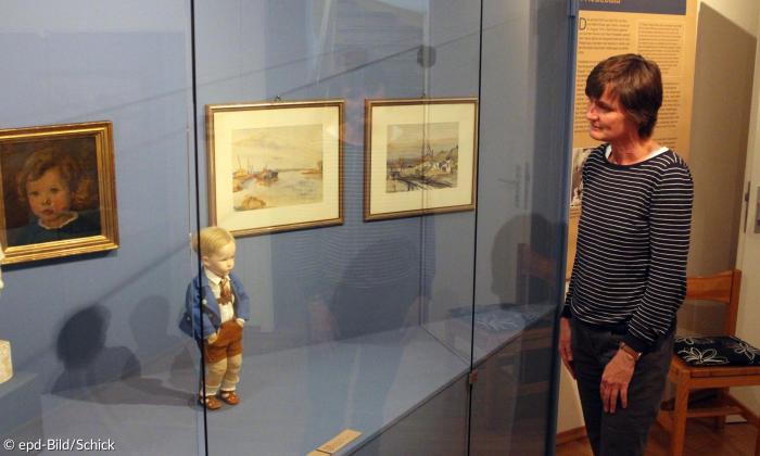 Das Käthe-Kruse-Puppen-Museum in Donauwörth zeigt in einer Sonderausstellung die Puppe Friedebald. 