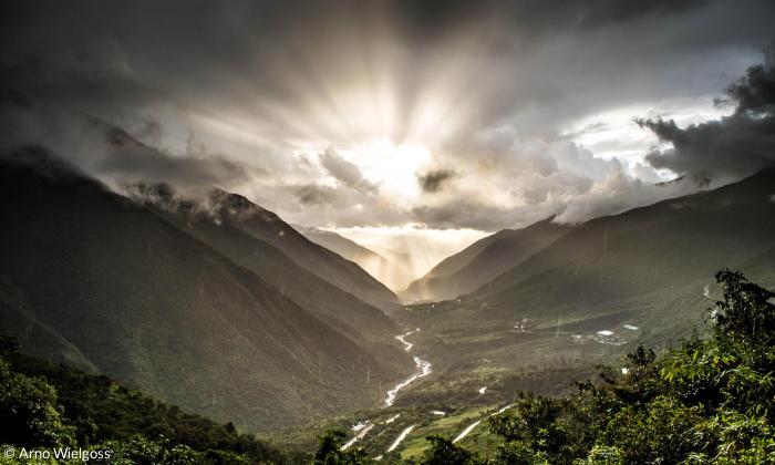 Blick in das mitllere Urubamba-Tal (Region Cusco) im Bergregenwald Perus. Hier in der Wiege des Kakaos ist die Bauernkooperative APECM tätig, die den Kakao für das Start-up "Perú Puro" liefert