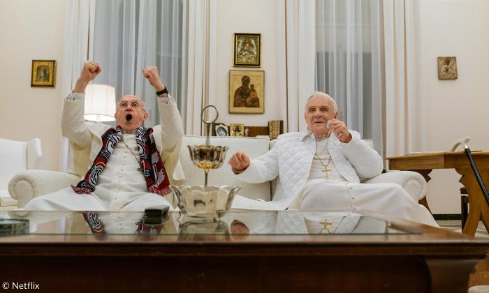 Deutsch-argentinisches Endspiel mit zwei Päpsten: Jonathan Pryce als Jorge Bergoglio und Anthony Hopkins als Joseph Ratzinger schauen WM-Finale 2014.