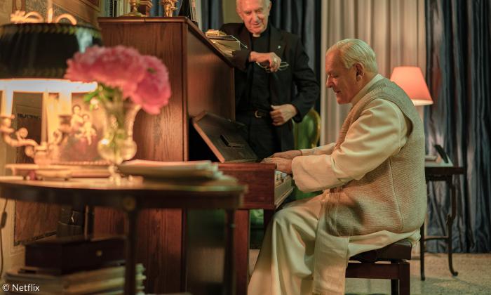 Am Klavier kann der begabte Pianist Joseph Ratzinger (Anthony Hopkins) seine weichere Seite zeigen.