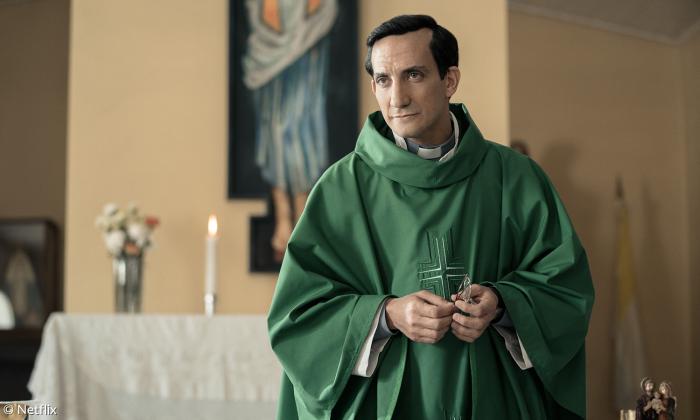 Mit Rückblenden blickt der Film zurück in die Zeit Jorge Bergoglios (Juan Minujín) in Argentinien.