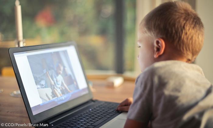 Kind Laptop Video Internet Computer