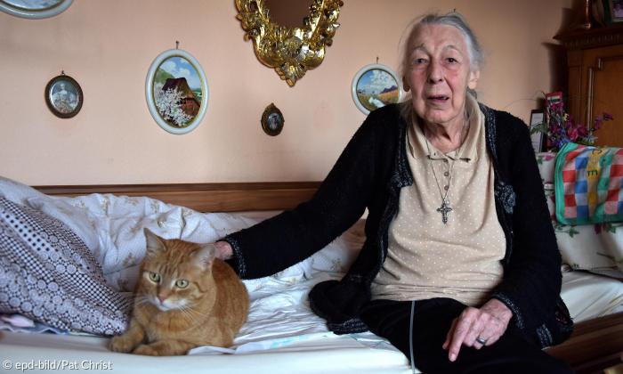Einsamkeit: Kater Pumuckel ist immer in Elisabeth Schuttes Nähe. 